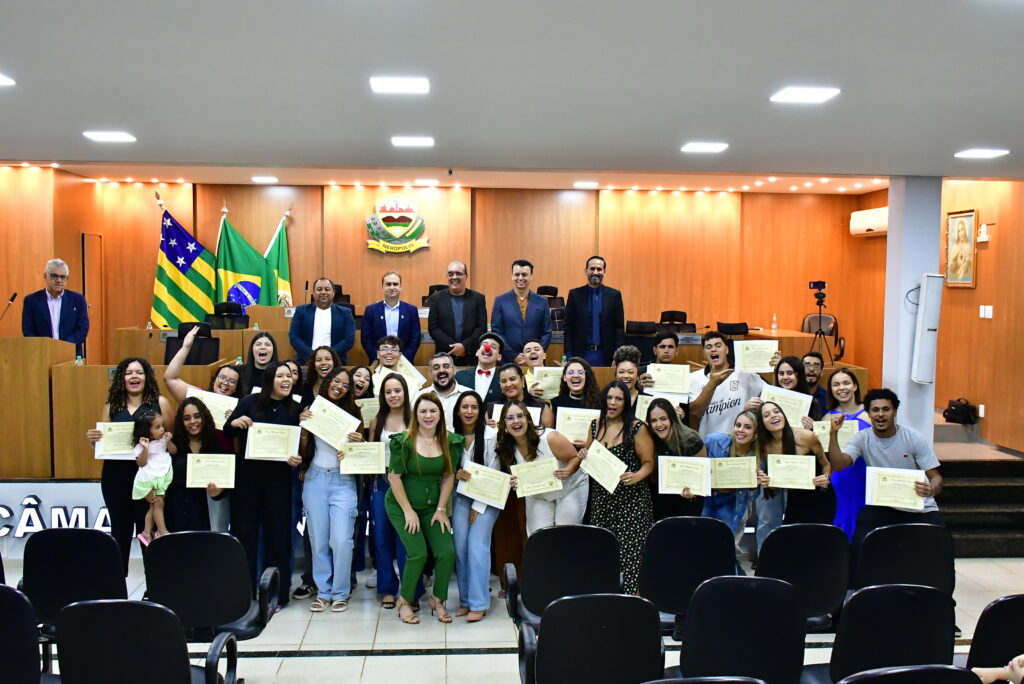 SESSÃO SOLENE OUTORGA MOÇÃO DE APLAUSOS