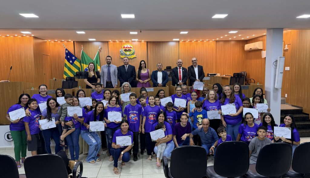 Câmara de Nerópolis homenageia mães atípicas com Moções de Aplausos