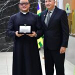 Pe. Fábio Carlos de Araújo recebe Título de Cidadão Neropolino