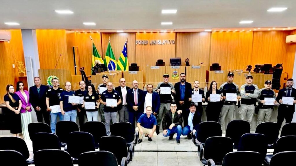 CÂMARA DE NERÓPOLIS HOMENAGEIA POLICIAIS POR ATUAÇÃO EM OCORRÊNCIA DE EXTREMA GRAVIDADE